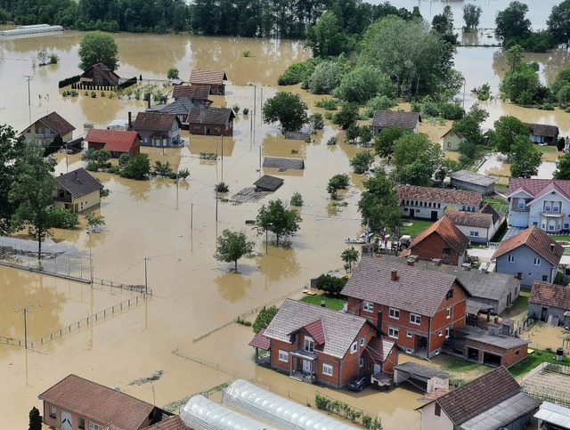 Die Wassermassen haben die bosnische Stadt Brcko im Griff.   | Foto: AFP
