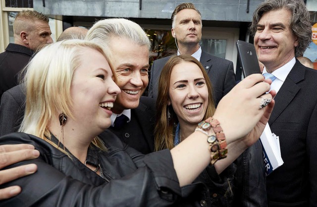 Auftritt in Gouda: Geert Wilders lche...ch die Stadt und lsst sich ablichten.  | Foto: dpa