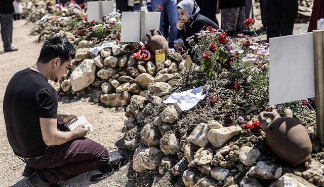Ein Mann betet in Soma am Grab eines im Bergwerk getteten Familienmitglieds.   | Foto: AFP