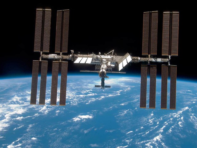 Schwebt ber der Erde im Weltall: die ISS   | Foto: DPA