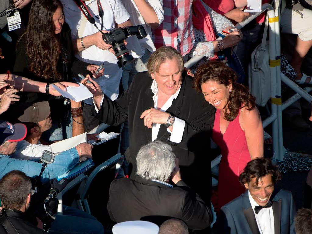 Gerard Depardieu muss Autogramme geben.