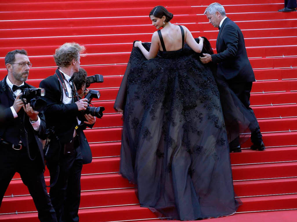 Die Treppe ist fr Sonam Kapoor nur mit Hilfe zu bewltigen.