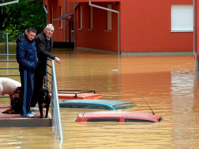 Die Straen sind berschwemmt, von den...s kann man nur noch die Dcher sehen.   | Foto: afp