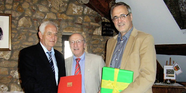 Albert Schmidt (Mitte) wurde von Raine...nden Manfred Steinbach (rechts) geehrt  | Foto: Johanna Hoegg