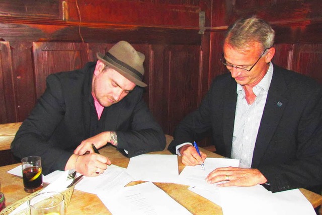 Stefan Strumbel (links) und Christophe...rag im Restaurant Bombay in Offenburg.  | Foto: Schwarzwald Tourismus GmbH/we