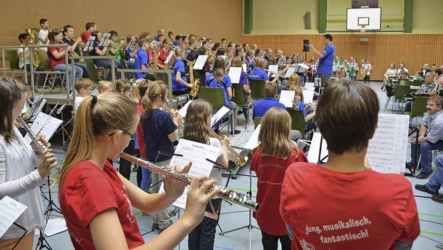 Endingen. Alle 115 Kinder und Jugendli...Baumgartner den Dirigentenstab fhrte.  | Foto: Roland Vitt
