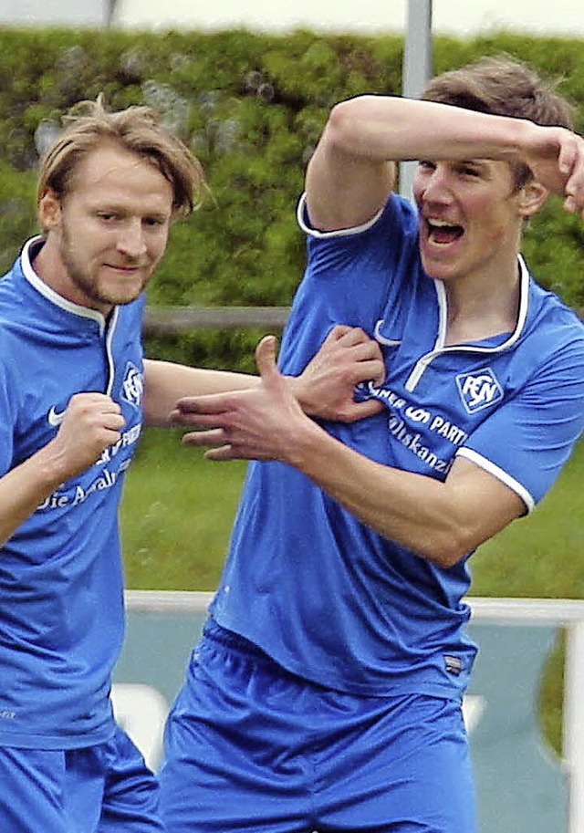 Florian Heitzmann und Torschtze Arne ...ger bejubeln das  1:0 des FC Neustadt.  | Foto: Reinhardt