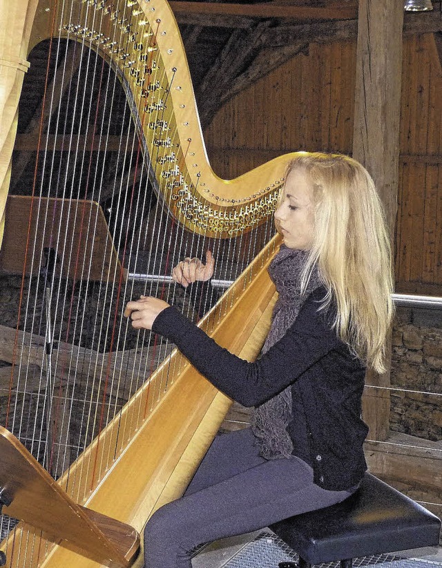 Lola Atkinson spielt Harfe im Rmerbad.   | Foto: Fischer (2), Lendle