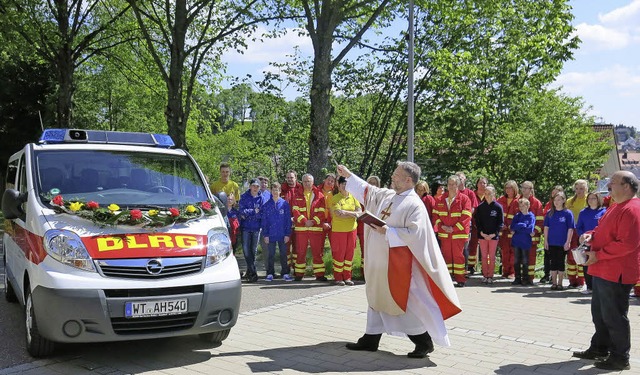 Pfarrer Michael Hipp segnete das neue ...fahrzeug der DLRG auf dem Kirchplatz.   | Foto: Erhard MorATH