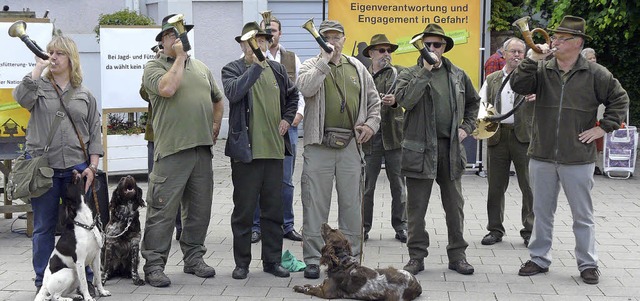 Erffnet wurde die Protestveranstaltung von Jagdhornblsern.  | Foto: REINER BESCHORNER