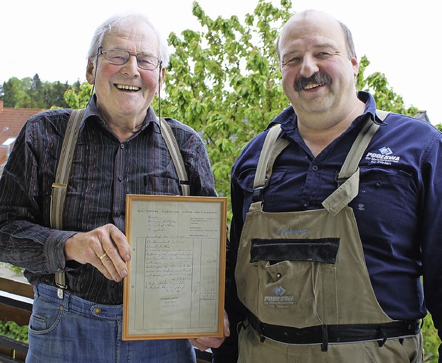 Auf 50 Jahre Firmengeschichte blicken ... 1964 schmunzeln Vater und Sohn heute.  | Foto: Martha Weishaar