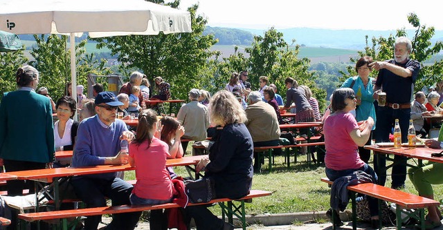 Die herrliche Lage ist nur ein Grund f...hlingsfestes auf dem Obsthof Schrlin.  | Foto: cremer