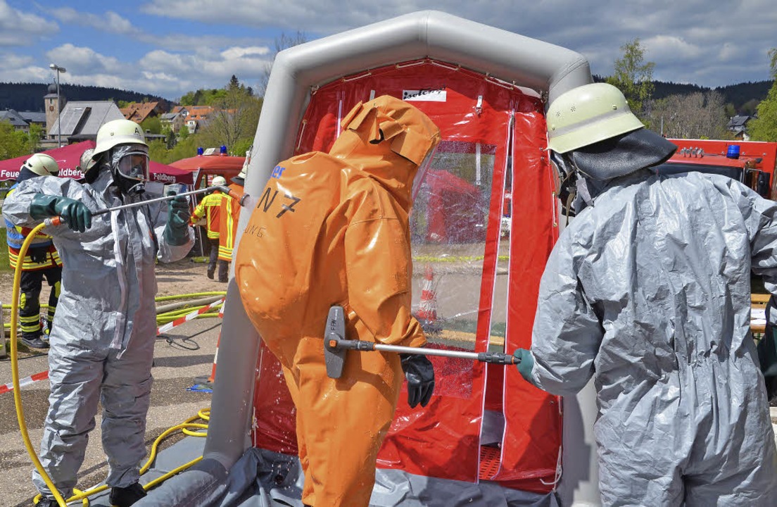 Zur Dekontamination wurden die Einsatz...dann im Duschzelt grndlich gereinigt.  | Foto: Markus Straub