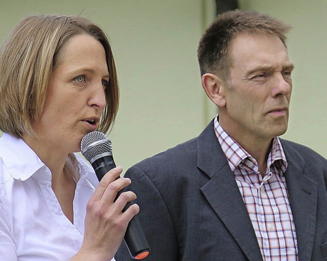 Elternbeiratsvorsitzende Marion Olsen und Brgermeister Jrgen Multner.  | Foto: Hege