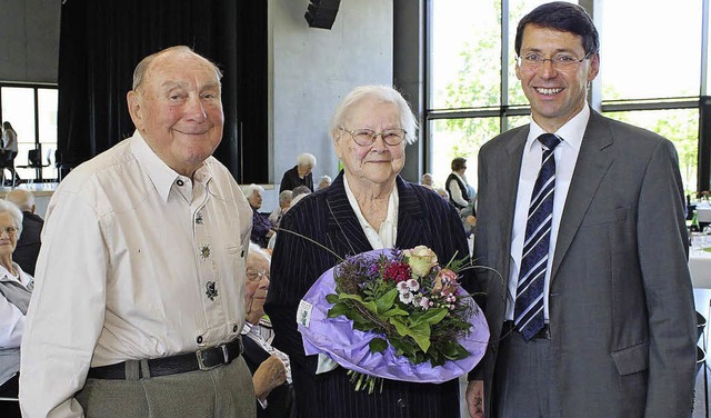 Mit 95 Jahren die ltesten beim Fest d...runo Metz (rechts) einen Blumenstrau.  | Foto: Ulrike Hiller