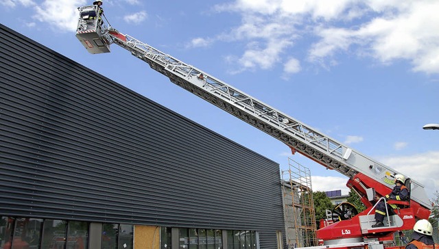 Bei der Feuerwehrbung bei der Firma S...Drehleiter aus Denzlingen im Einsatz.   | Foto: Pia Grttinger