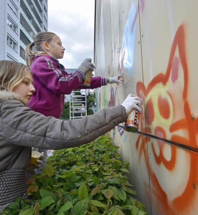 Ein richtig schnes Graffito wnschte ...abeth (links) und Marie   machten mit.  | Foto: Michael Bamberger