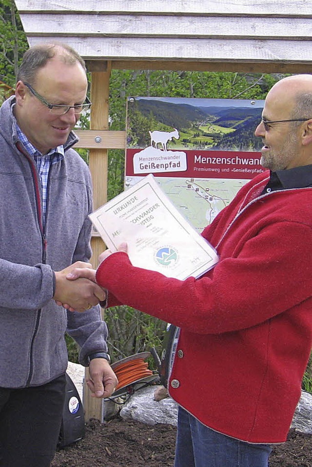 Jetzt ist es offiziell: Volker Haselba...bert Dreher (mit Hut) dann die Route.   | Foto: Christiane Sahli