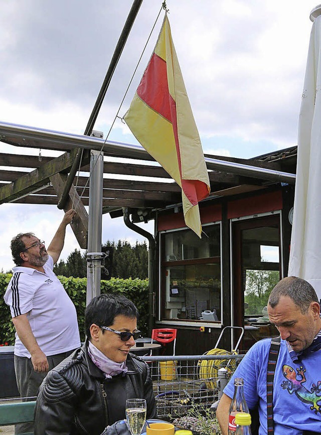 Signal: Die badische Flagge zeigt an, ob das Bad offen ist.  | Foto: Hans-Jrgen Hege