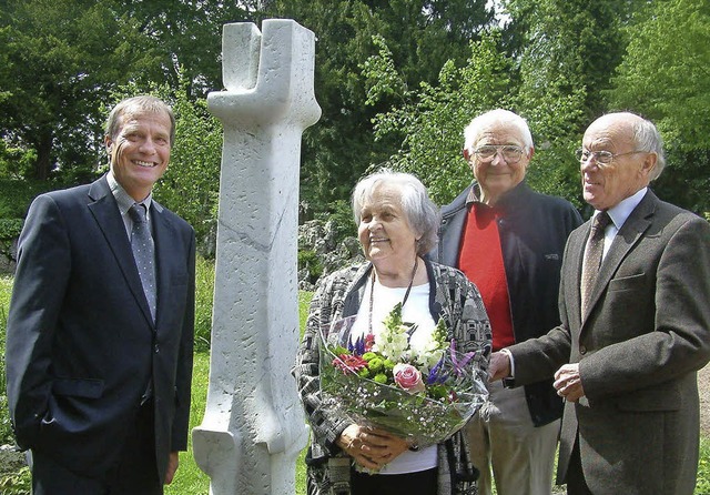 <Text>Freude ber die Stele im Rheinfe...us Salmegg-Verein (von links). </Text>  | Foto: Roswitha Frey