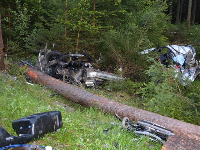 Von dem Auto bleiben nach dem Unfall nur noch Wrackteile.  | Foto: Kamera24.tv