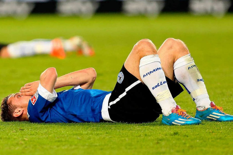 Fassungslosigkeit auf Bielefelder Seite nach dem Abstieg in die Dritte Liga. (Foto: dpa) Fassungslosigkeit auf Bielefelder Seite nach dem Abstieg in die Dritte Liga. (Foto: dpa)