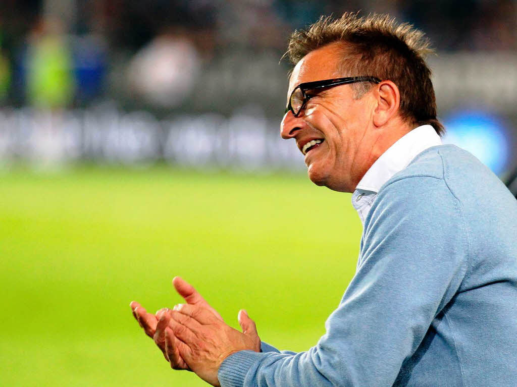 Da hilft alle Untersttzung nichts: Coach Norbert Meier steigt mit Bielefeld ab aus der Zweiten Liga.