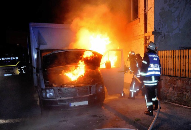 Der brennende Lieferwagen  | Foto: WOLFGANG KUENSTLE               