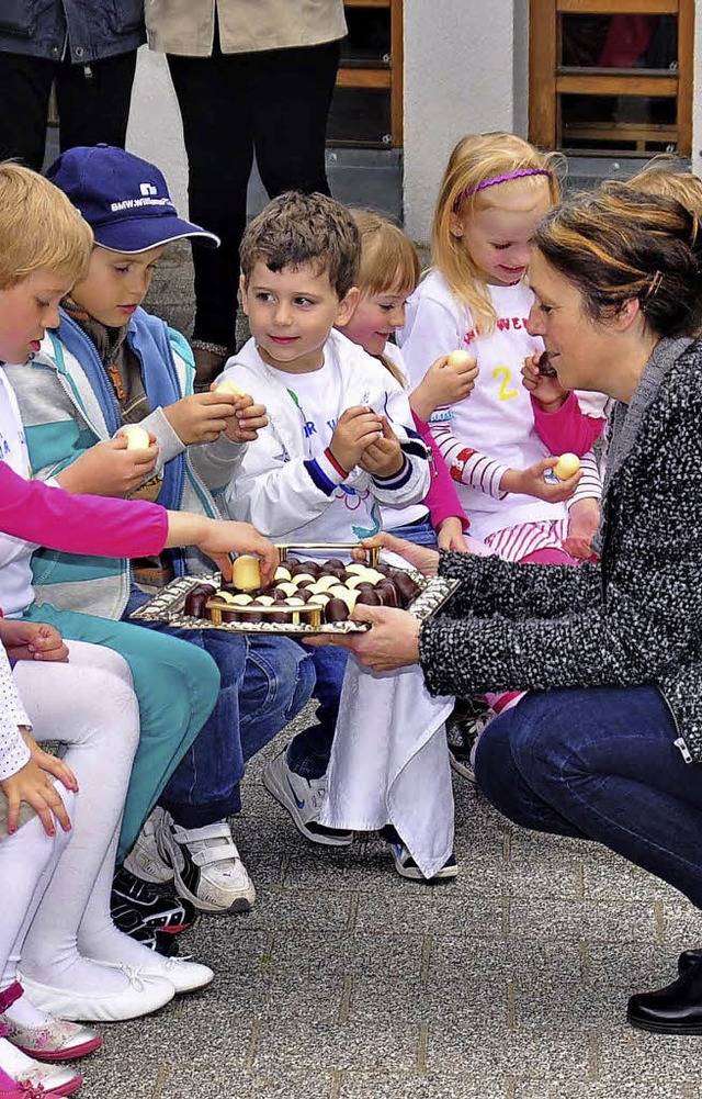 Silvia Vogelbacher vom Pfarrgemeindera...teilt an die Kindergartenkinder Ses.  | Foto: S. Pichler