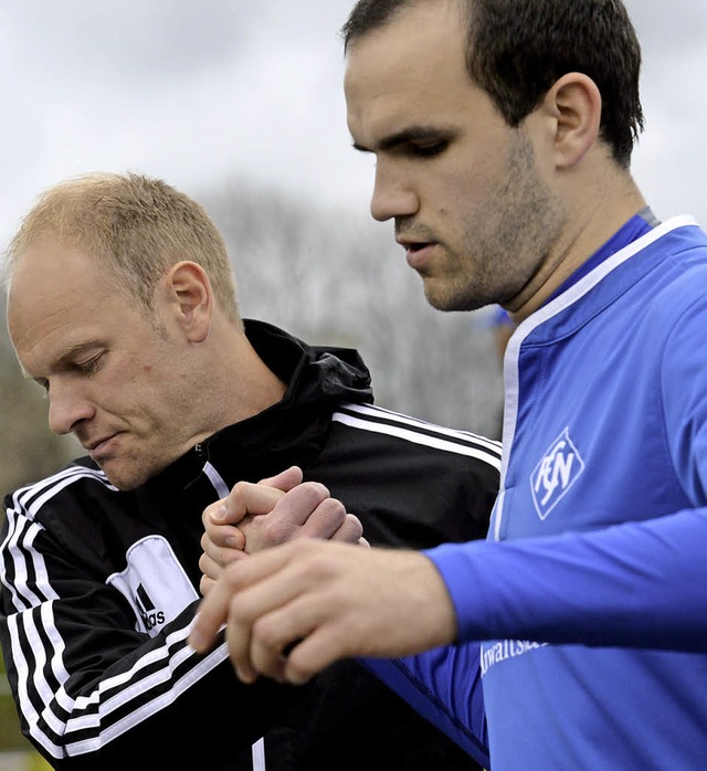 Fairer Handschlag: Klaus Gallmann (rec... Gallmann Cheftrainer bei den Blauen.   | Foto: Patrick Seeger