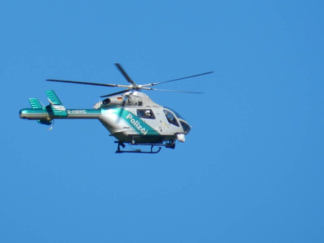 Ein Polizeihubschrauber kam bei der Su...er vermissten Schweizerin zum Einsatz.  | Foto: peter stellmach