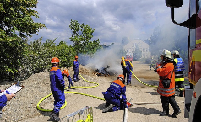 Bei Lscharbeiten zeigten die Mitglied...gendfeuerwehr, dass sie auf zack sind.  | Foto: Feuerwehr