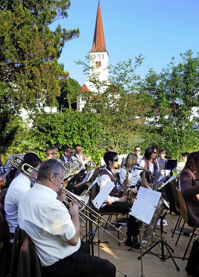 Kuhbacher Musiker konzertieren auf der Maiwiese.   | Foto: Wolfgang Knstle