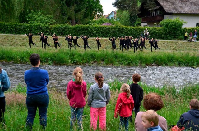 Fasziniert verfolgen die Zuschauer, fa...n Tanzauftritt am anderen Dreisamufer.  | Foto: Manfred Frietsch