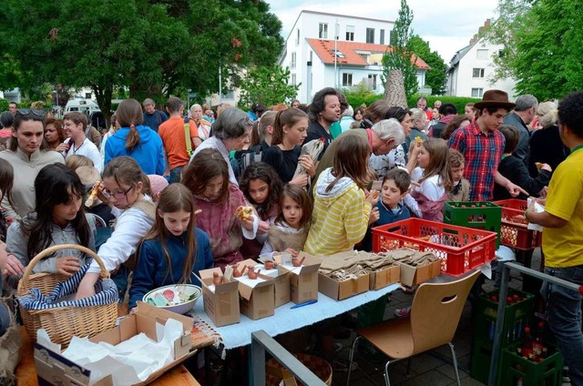 Mit  wahrem Ruberhunger machen sich d...ei Stunden Theater ber das Essen her.  | Foto: Manfred Frietsch