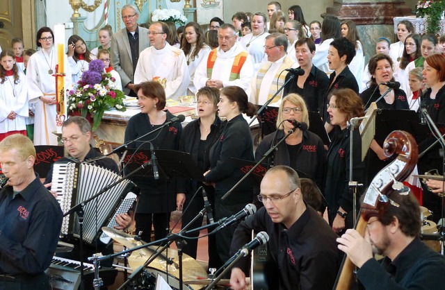 Heiter und mit viel Musik und Gesang w...rd Pfaff (am Altar Mitte) zelebriert.   | Foto: frank leonhardt
