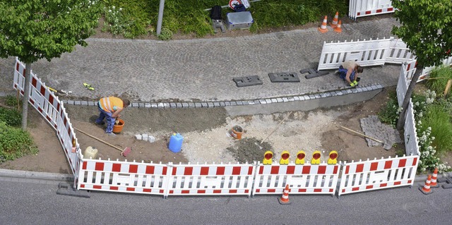 Das Pflaster ist schon verschwunden &#...sollen in der Rabatte  Blumen blhen.   | Foto: LAUBER