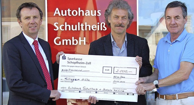 Oliver Schulthei (links) und BZ-Regio...Hhe ihre Spende gut gebrauchen kann.   | Foto: Frey