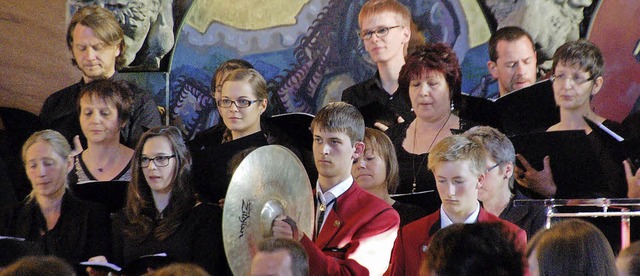 Blser und Schlagwerker des Musikvereins  boten mit dem CVJM-Chor Kirchenmusik.   | Foto: Helena Kiefer