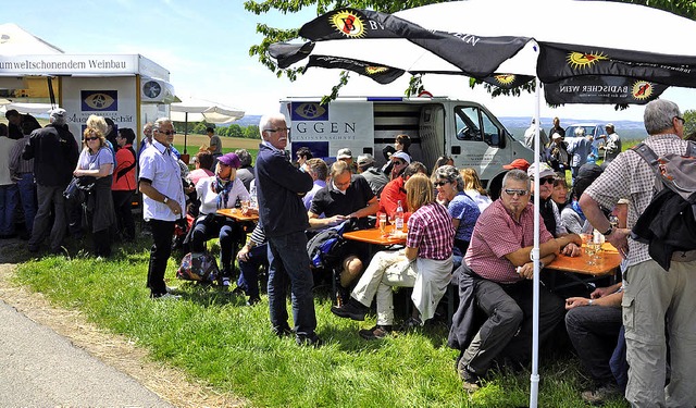 Schne Aussichten und ein Schluckchen Wein: So schn kann Wandern sein.  | Foto: jutta Schtz