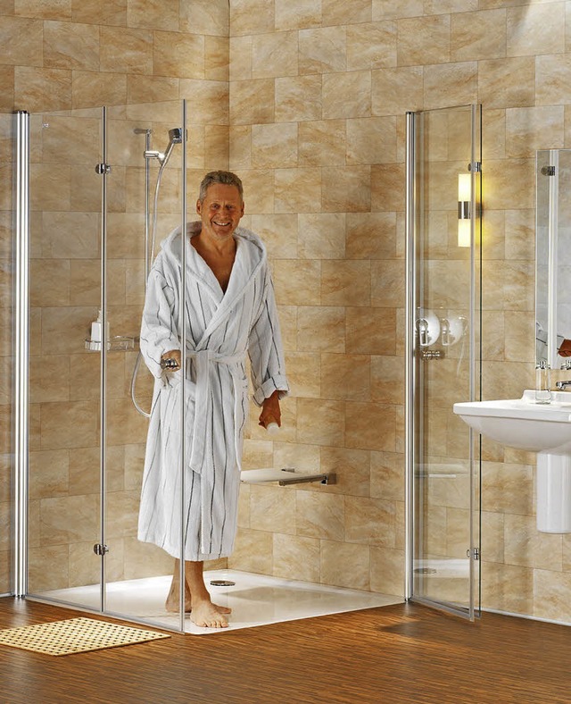 Duschen wird bequemer mit einer Sitzm...eit und einem Einstieg ohne Schwelle.   | Foto: Engers/Dt. Fliese