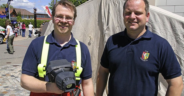 Da ist das Ding: Stephan Drnte (links...prsentieren die neue Wrmebildkamera.  | Foto: Peter Schtz