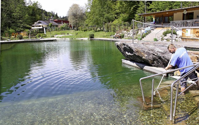 Bademeister David Kowalle hat den Natu...r die beginnende Saison vorbereitet.   | Foto: Dieckmann