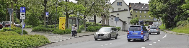 Zwischen der  Bushaltebucht in Fahrtri...#8217;s eine berquerungshilfe geben.   | Foto: Winfried Dietsche