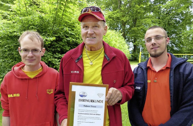 Beim Anschwimmen im Waldbad bergaben ...n Gold mit Diamant an Volkmar Krause.   | Foto: Marion Rank