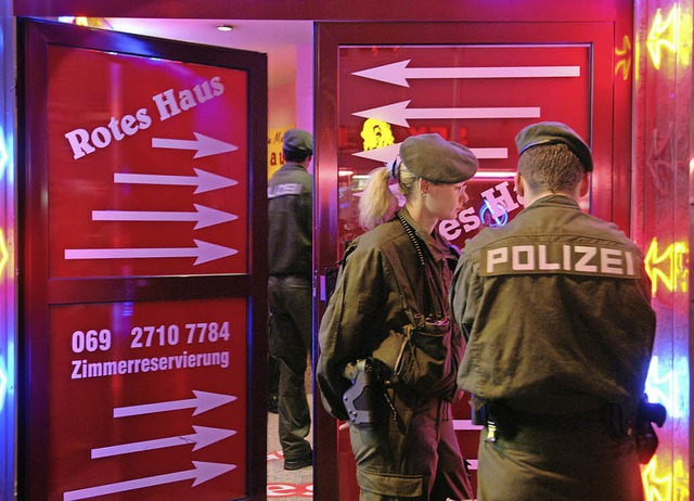 Polizisten gehen in Hessen gegen Zwangsprostitution vor.   | Foto: DPA