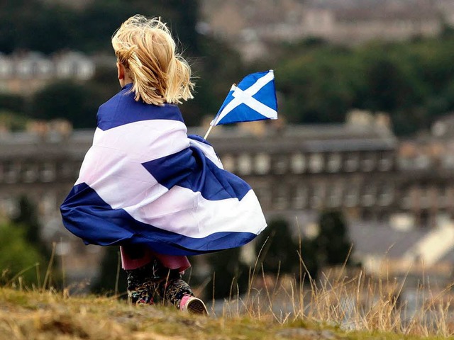 Ein Kind eingewickelt in die schottisc... ist ungewiss. Das Land ist gespalten.  | Foto: dpa