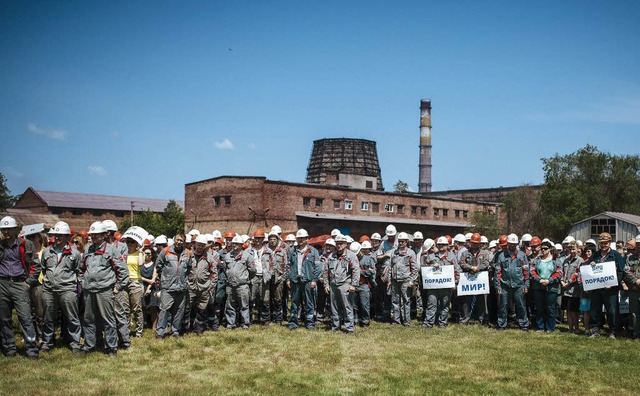 Stahlarbeiter in Mariupol demonstriere...r ein Ende der Gewalt in der Ukraine.   | Foto: AFP