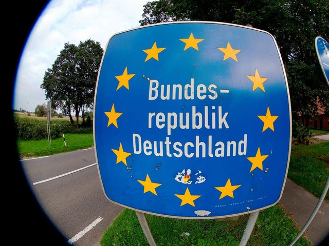 Ab in die Bundesrepublik: Dieser Grenzbertritt wird immer beliebter.  | Foto: dpa