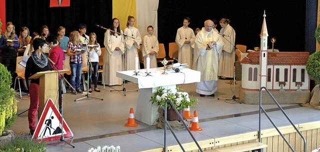 Da die St. Blasius-Kirche renoviert wi...stgottesdienst in der Festhalle statt.  | Foto: Jrgen Schweizer